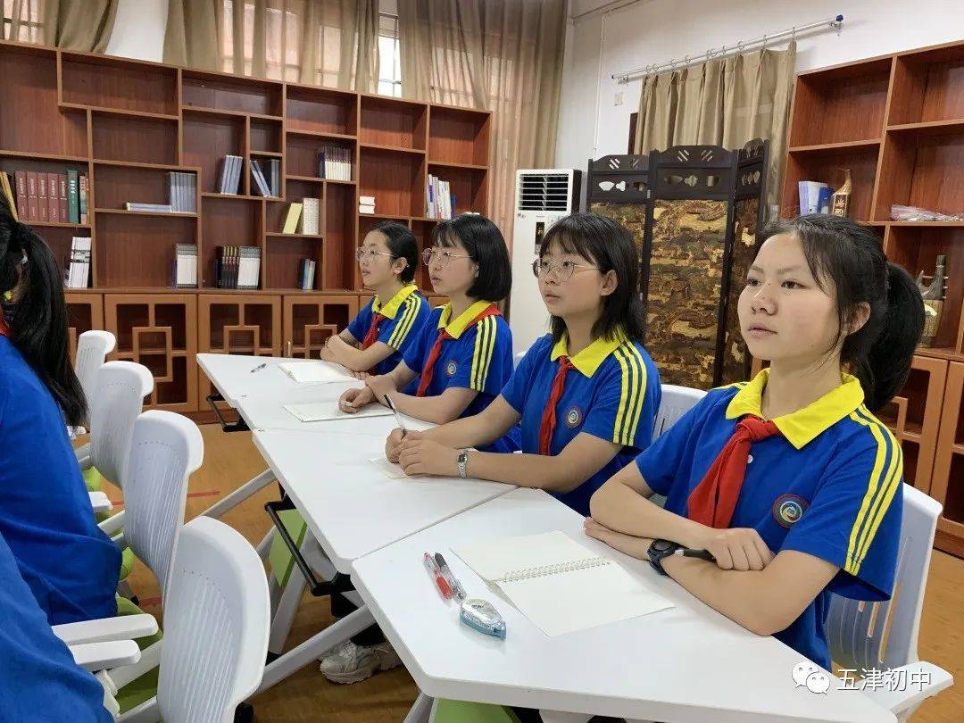 五津初中,小手牵大手,红领巾迎大运!_英语_主题_少先队员