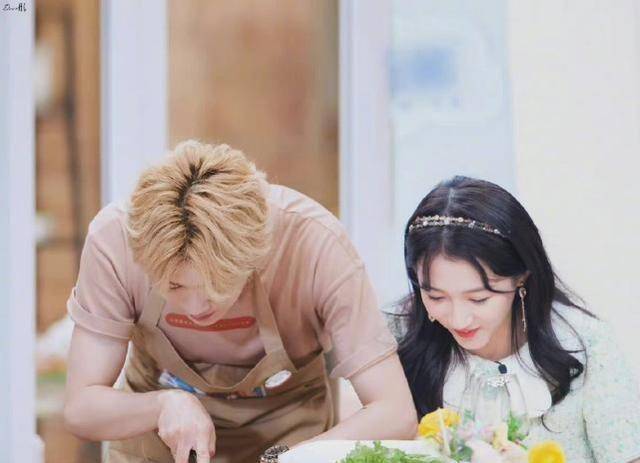 鹿晗关晓彤酒吧与好友聚会,凌晨结束鹿晗微醺,两人关系真的很稳_媒体