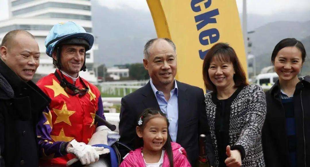 李宁和62岁的妻子同框,一个历经磨难,一个笑得如花,两代人一样_陈永妍