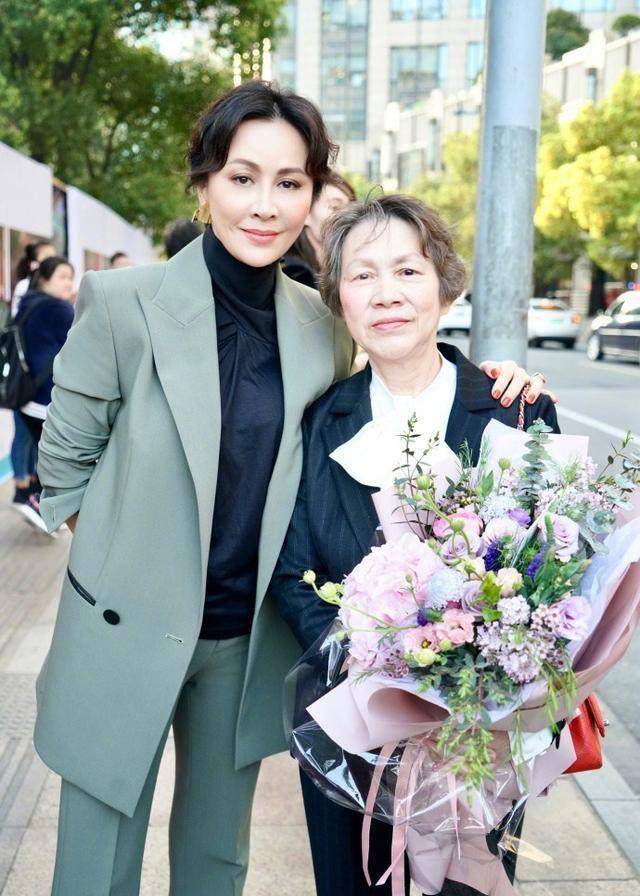 母亲节这些明星晒妈妈,陈伟霆妈有福气,江疏影妈和她简直太像了_网友