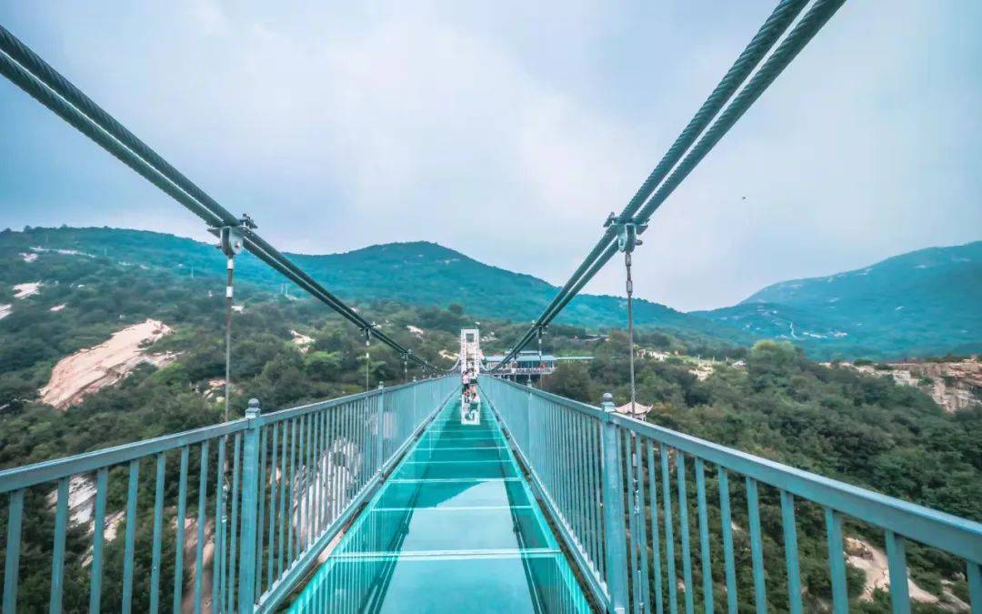 玻璃桥七彩滑道高山滑草太空飞船玻璃滑道