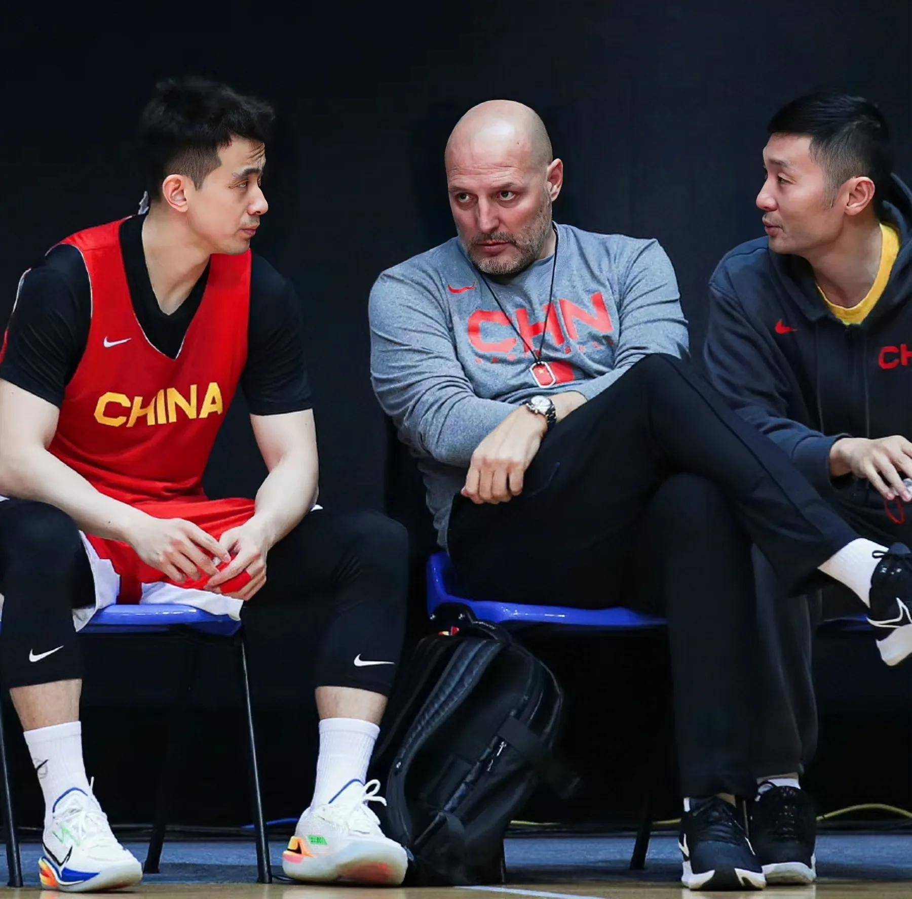 世界杯有望出线,主动变阵,重用赵继伟等3将_中国队_身高_能力