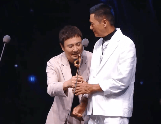 电影夜8大趣事:沈腾被挤下c位,周润发台上自拍,王宝强哭了_吴京_颁奖