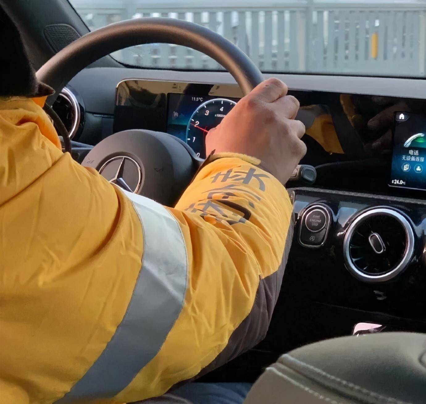 这是怎样魔幻的剧情啊,哈哈哈哈你和男友奔现就奔现,拍马桶是啥意思!