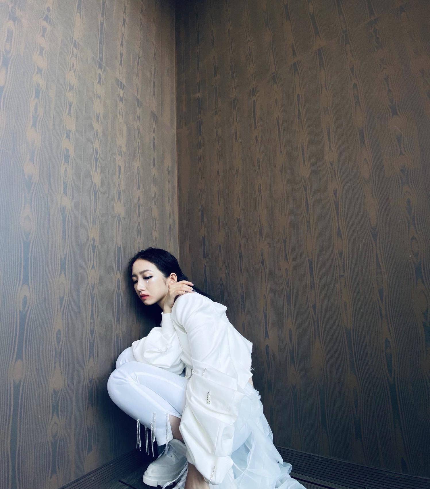 孟美岐微博之夜好高调,镶满水钻的西服套装,灯光下耀眼夺目_白色_造型