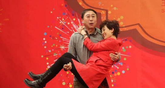 冯巩低调了38年,看到他妻子的照片,是真爱了_艾慧_事业_表演