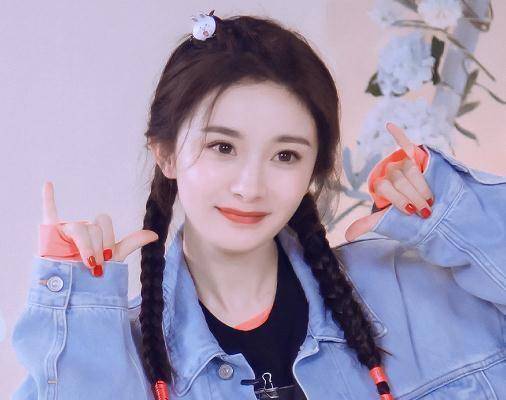 女明星麻花辫造型:杨幂少女,热巴呆萌可爱,但都输给了43岁的她_佘诗曼
