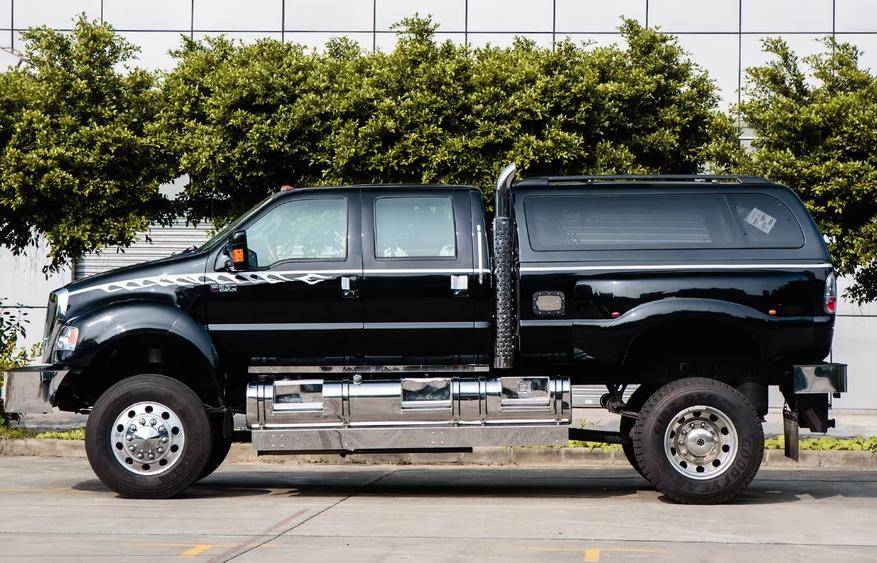 福特f650是一款非常"巨大"的车型,车身长为6.5m,宽为2.69m,高度为2.