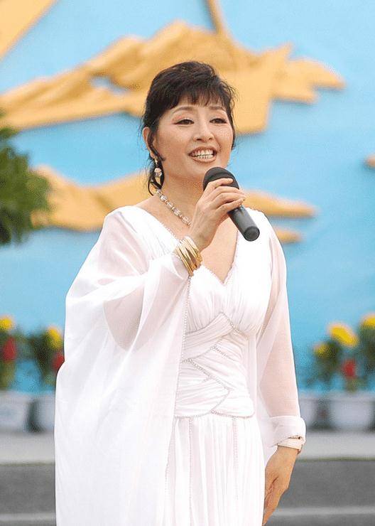 对中国文化的输出做出过巨大贡献,与歌坛老艺术家女歌手老师地位不相