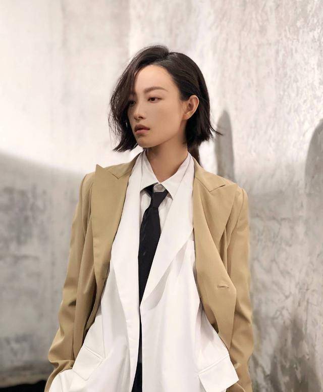 倪妮西装造型集,又飒又撩!谁不可呢?_刘诗诗_气质_睡衣