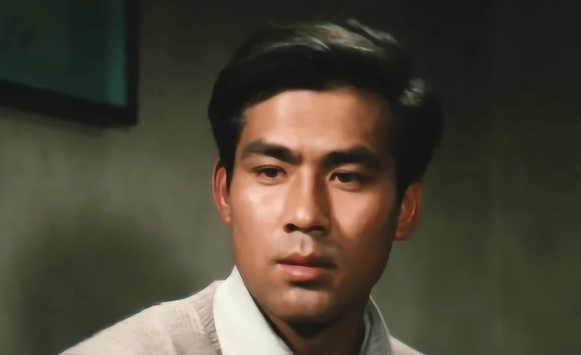 著名演员朱时茂:26岁娶初恋,结婚43年分居14年,儿子成他骄傲