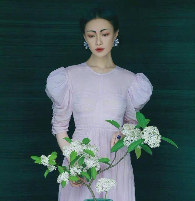 倪妮大胆尝试水墨眉,颇具古典神韵,完美地融入到山林碧水间_造型_整体