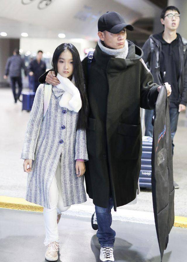 女儿夺第一令文章落泪,走机场动作显父爱,却被曝已有圈外新女友_感情