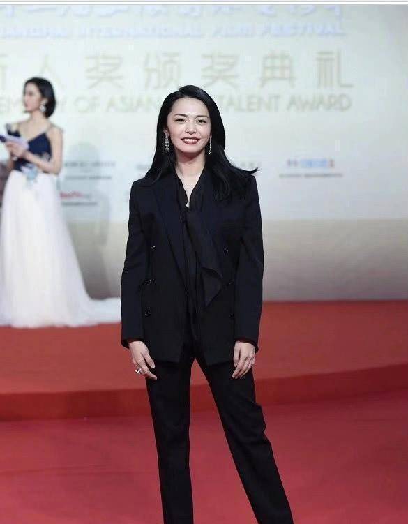 实力派女演员姚晨,身穿黑色西装套装现活动,半透明内搭成亮点!