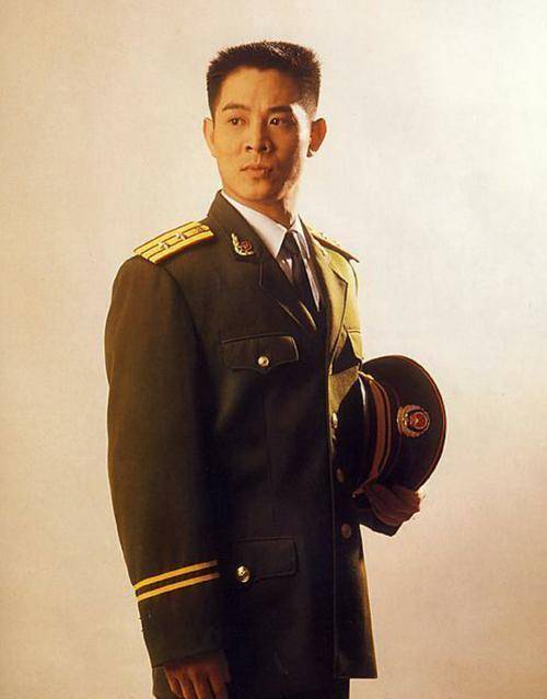 堪称娱乐圈首富的李连杰,戴着价值1亿天珠之王,出门带着9个保镖