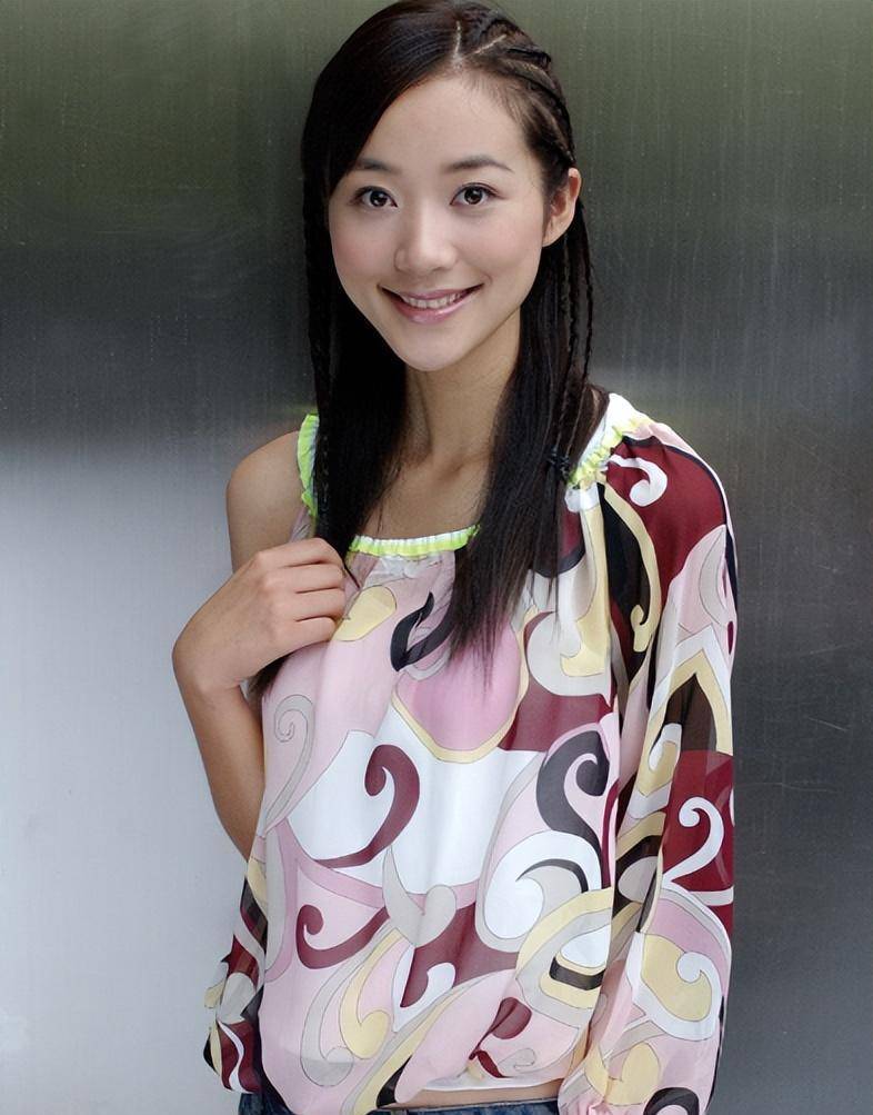 40岁韩雪香港聚餐,手上戴两块手表,曾说每天只吃同一道菜!