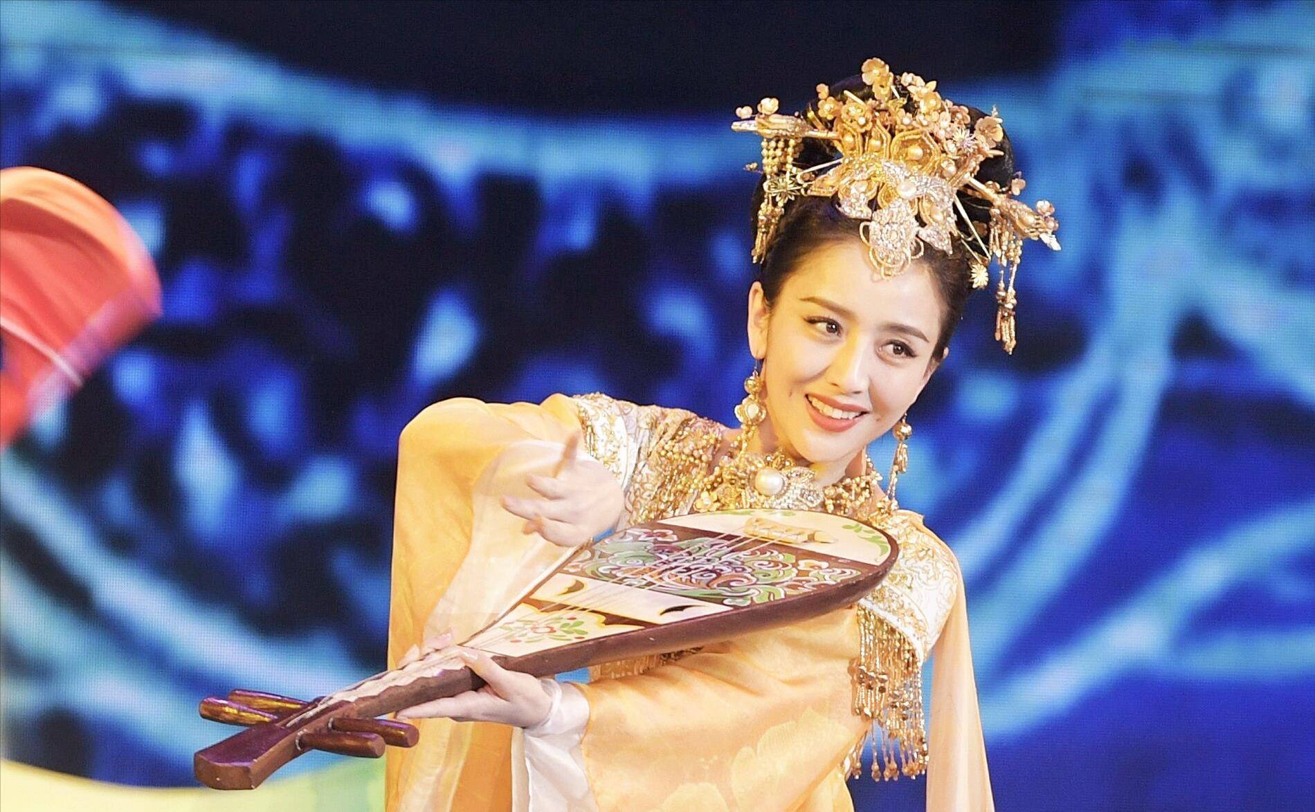 佟丽娅一支《敦煌飞天舞》一舞惊人,所展现的反弹琵琶也是让人拍手