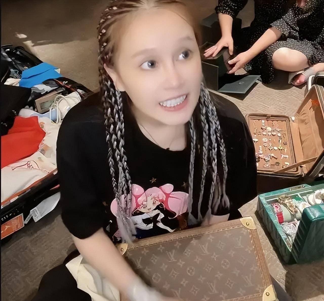 按照这个道理,小陈大概是爱上了秋秋吧.