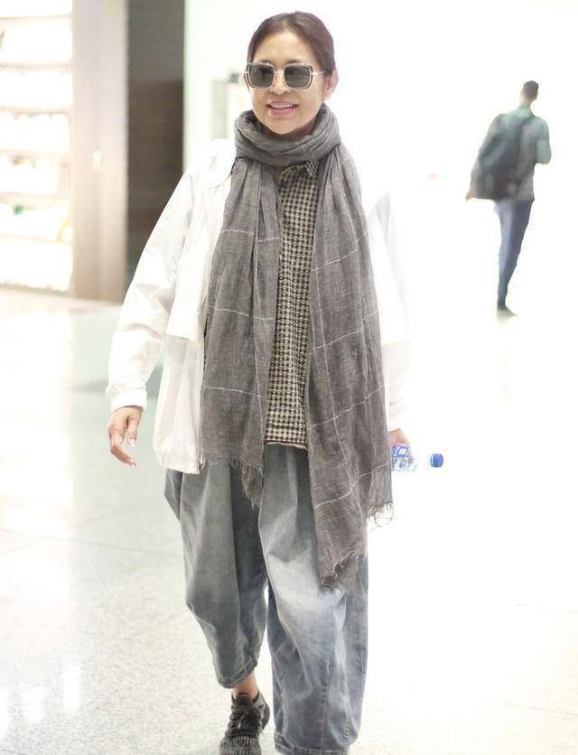 倪妮眉头紧皱走机场,黑色羽绒服配格纹围巾,嘟嘴卖萌太可爱_时尚_气质