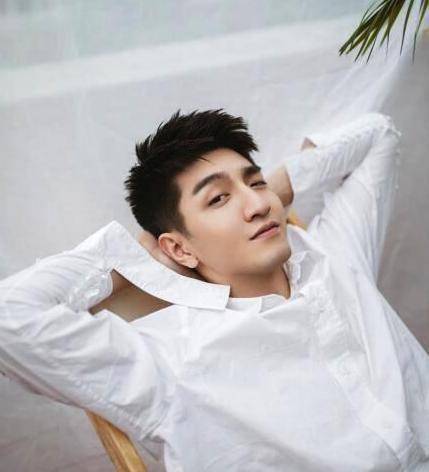 戚薇熊抱金瀚,却忘记自己穿着睡衣,网友:这身材是认真的吗?