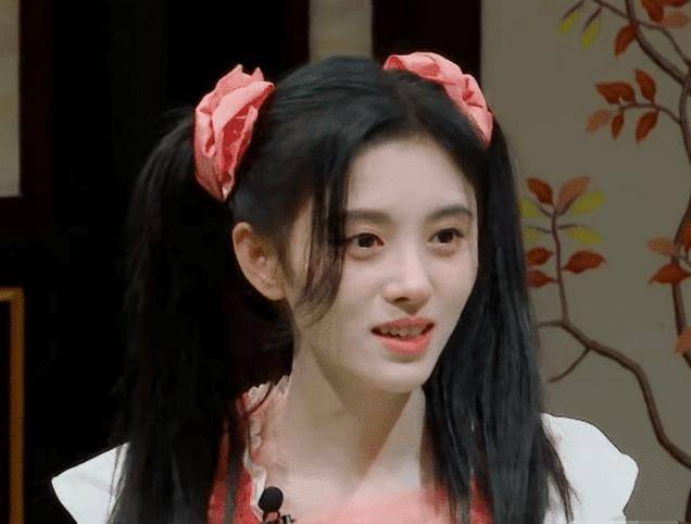 鞠婧祎童年照公开,却专门用美颜滤镜,被杨迪无情戳穿后,她慌了_时候