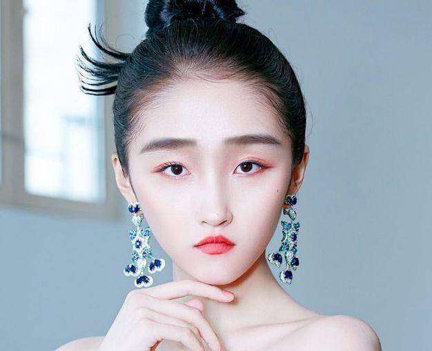 上面几位女星换上小眼睛后,尽管对颜值影响很大,但还是能一眼认出来是