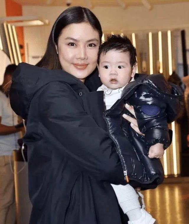 她28岁嫁给黎明,4年花光7亿身家,38岁二婚远嫁国外成这般模样_乐基儿