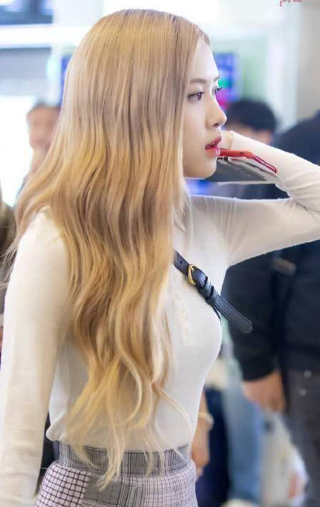 穿这么短的百褶裙来走机场,网友:有颜有料不简单_显得_的设计_下身