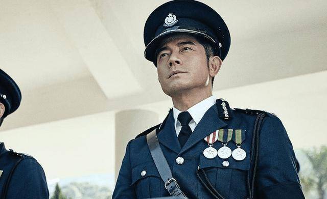 盘点影帝的警服照:刘德华英俊,古天乐正气_样子_周润发_穿着