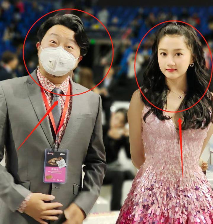 关晓彤穿短裙像奥运会选手,没了精修后,这真实腿长让人不敢相信_身材_