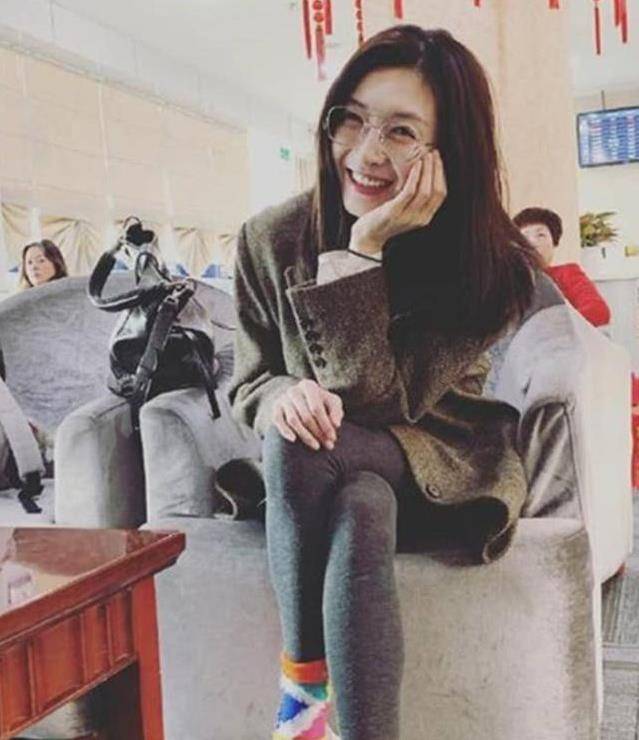 江疏影再次展示视觉冲击,牛仔短裤搭配丝袜大秀知性风采!