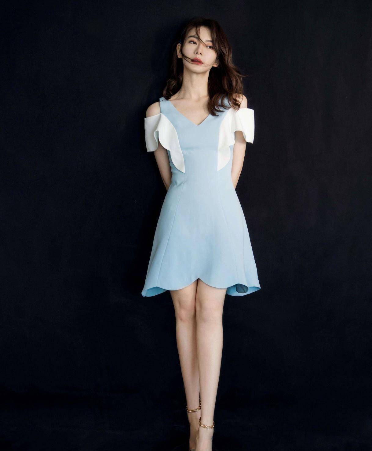 戚薇现身活动,穿衬衫配百褶皮裙,一身黑色行头帅气又甜美_显得_连衣裙