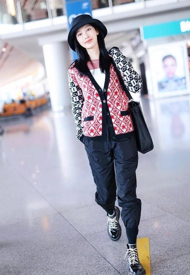 张俪在私下里也是走秀的样子,穿上老花开衫照镜子很时髦很舒服_时尚