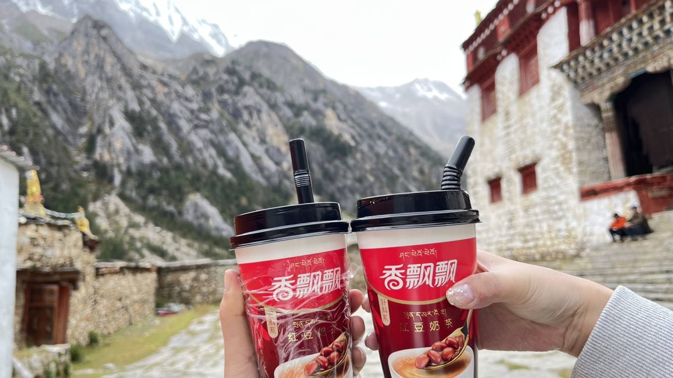 老冷古寺老冷古寺喝着奶茶 突然下起了雨 大雄和木木已经先回了 弟弟