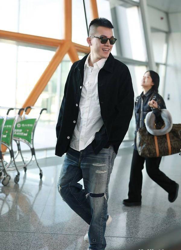 欧豪活力现身演绎痞帅青年,单手插兜大步前行酷似大佬_牛仔_感觉_瞬间