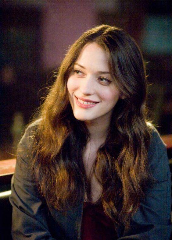 破产姐妹中的她官宣订婚,剧中毒舌可爱现实性感迷人