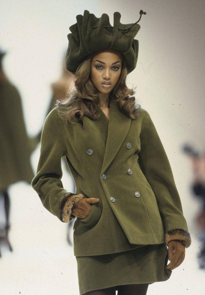 1992年,凯特·莫斯(katemoss)准备在巴黎时装周的卡尔·拉格斐(karl