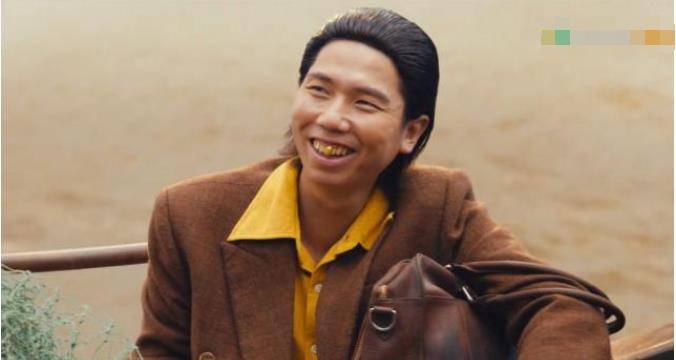 7年前搭档黄晓明,5年前又和陈赫拍戏,今靠一口"大金牙"爆火