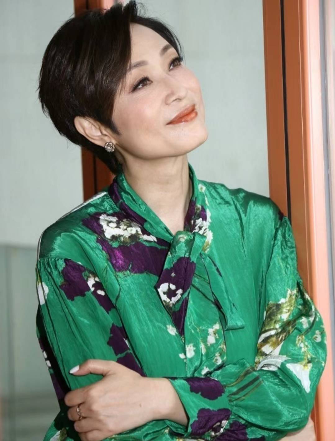 55岁女星自认还憧憬爱情,被闺蜜投诉恋爱脑也不在怕_陈法蓉_感情_对方