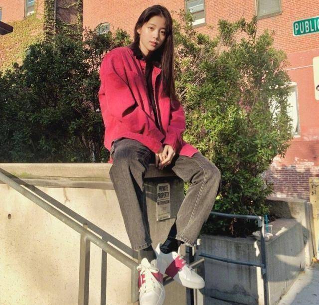 欧阳娜娜黑长直中分造型登封面,风格多样,"苍蝇腿"睫毛吸睛_显得_时尚