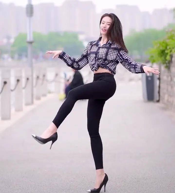 穿45度细长高跟鞋跳舞,粉丝揪心欣赏,真担心她会跌倒_气质_歌舞_女生