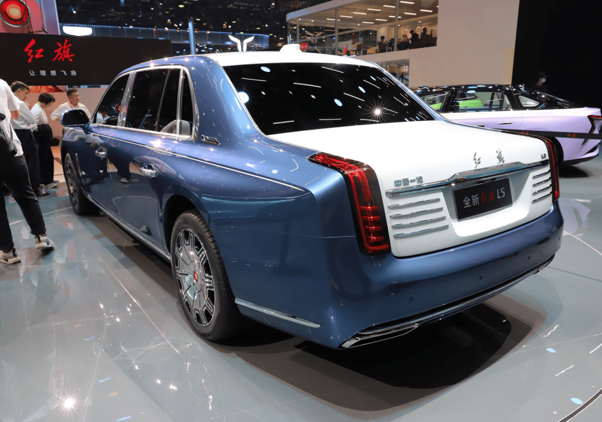 67红旗"劳斯莱斯"实车曝光,配升降车标,复古圆形环状大灯,真帅