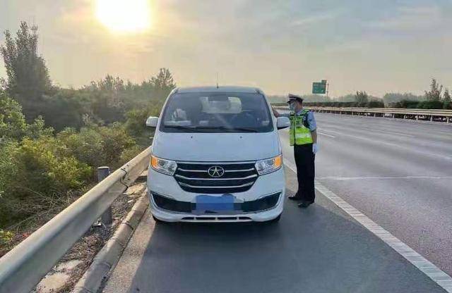 駕駛員為了趕路忍著疲勞連續駕車,實在抵不住睏倦就在高速公路應急