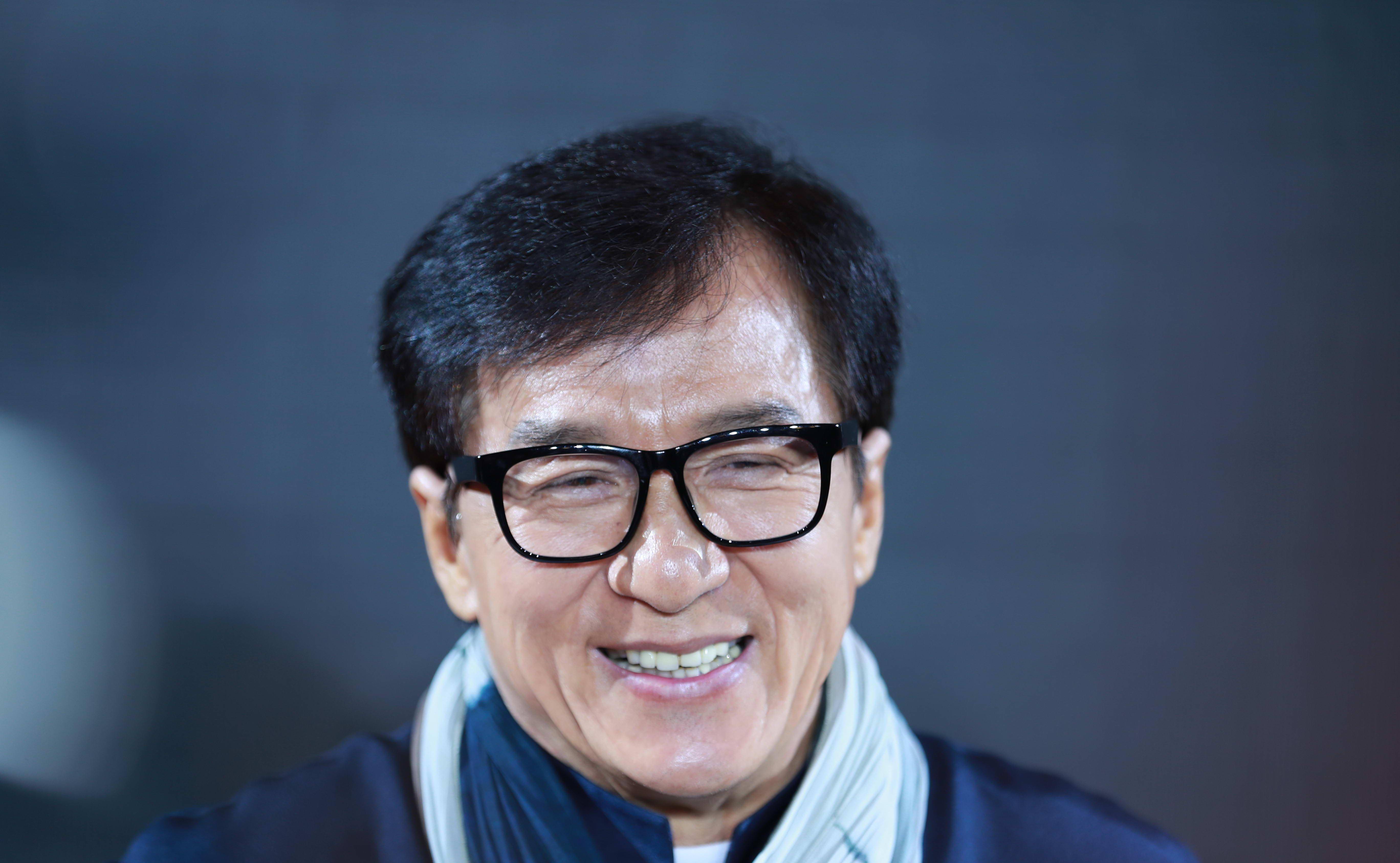 成龙51岁遇28岁最美金喜善,如今成龙64岁,再见41岁最胖金喜善