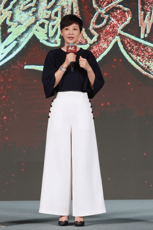 徐帆气色好肌肤白美,穿阔腿裤遮肉显瘦,和同龄人比精神头更好_款式