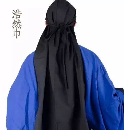 类似纯阳巾.前顶平斜如尾面,排有九叠,九缝.