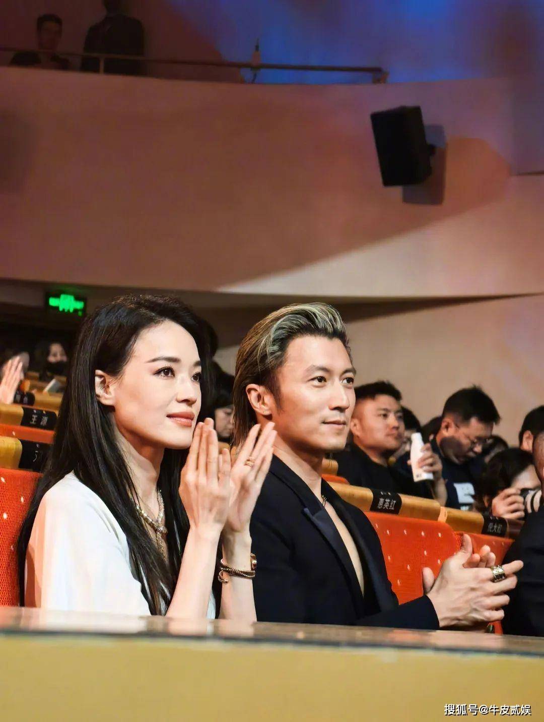 "大秀春光"还不害臊,杨颖挤不进的红毯,她却深v露背艳压全场_倪妮