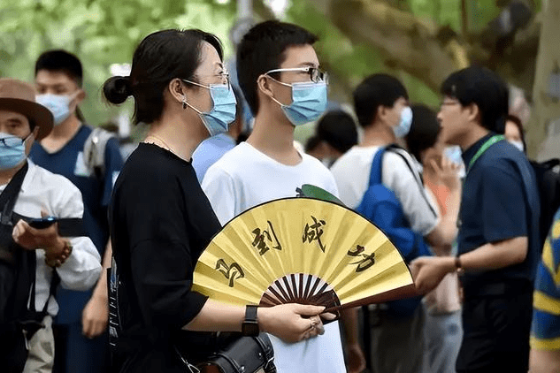 原创            高考后饭菜的反差让人猝不及防，一夜之间，不少学生从太子变乞丐-高考前后的伙食对比图