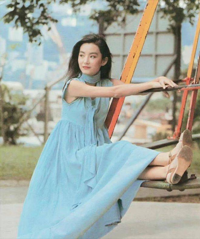 19岁林青霞原来这么迷人!海边撩裙子,这高颜值谁看了不流口水?