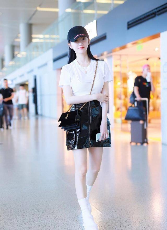 景甜又带火了一种风格,叫"背心外穿",远看不起眼,近看很时髦 _时尚_舞